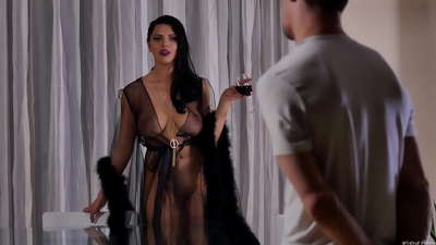 La zorra Kira Queen invitó a su vecino a tomar el té y se lo folló en la mesa